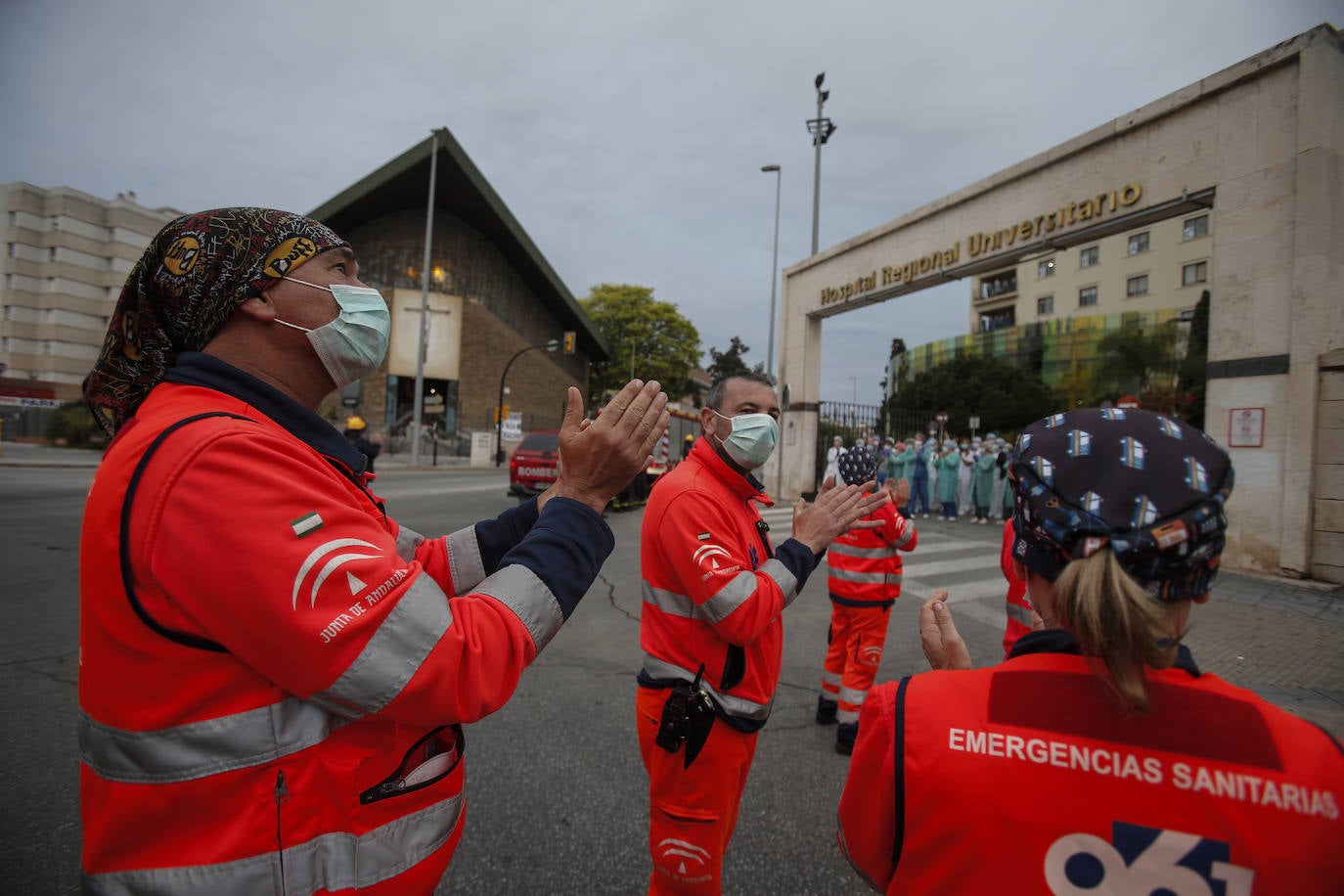 Aplausos en el Hospital Regional de Málaga este Jueves Santo