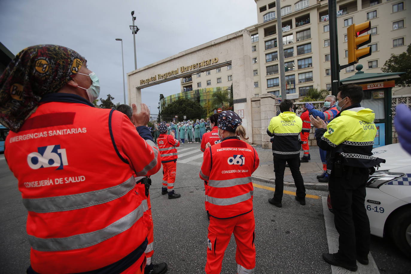 Aplausos en el Hospital Regional de Málaga este Jueves Santo