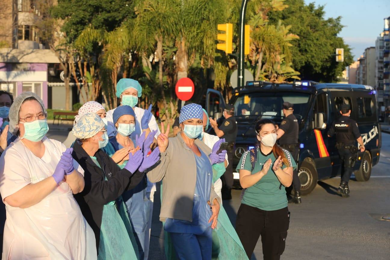 Sanitarios recibiendo aplausos por su labor