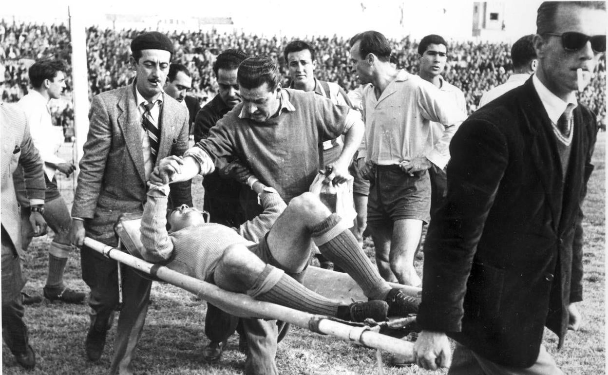 El portero Del Río es retirado del campo tras lesionarse en La Rosaleda . 