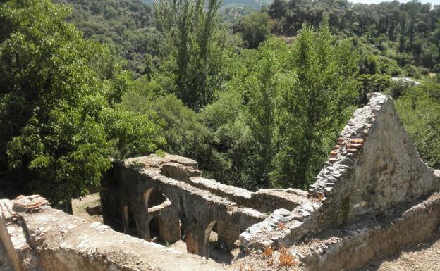 Vestigios. Hasta 1788 en esta zona del Genal se creó un verdadero pueblo, con casi medio centenar de trabajadores, que tenían allí no sólo el lugar de trabajo o sus viviendas sino también una taberna o una capilla. 