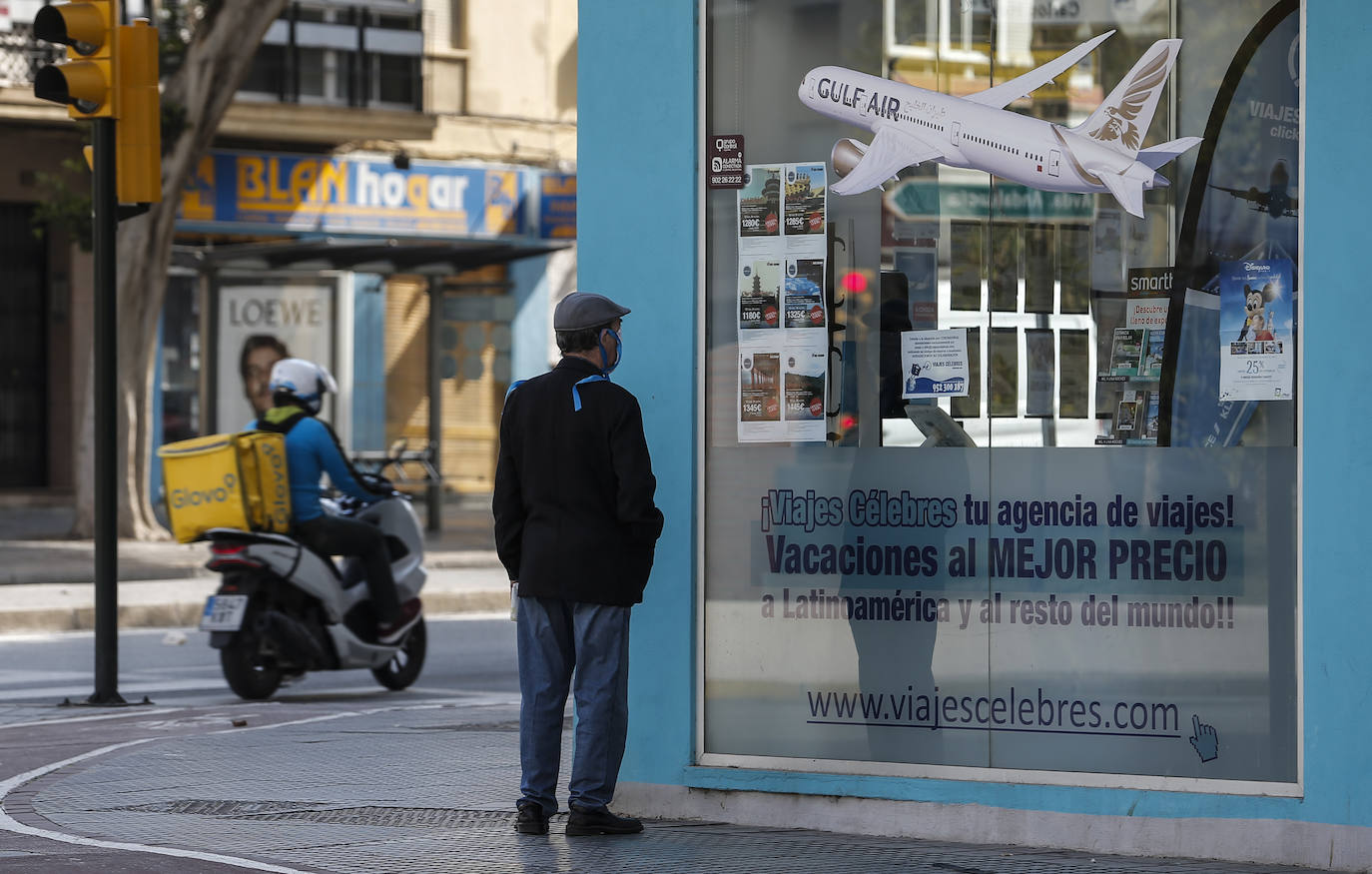 Agencias de viajes cerradas en una Málaga vaciada.