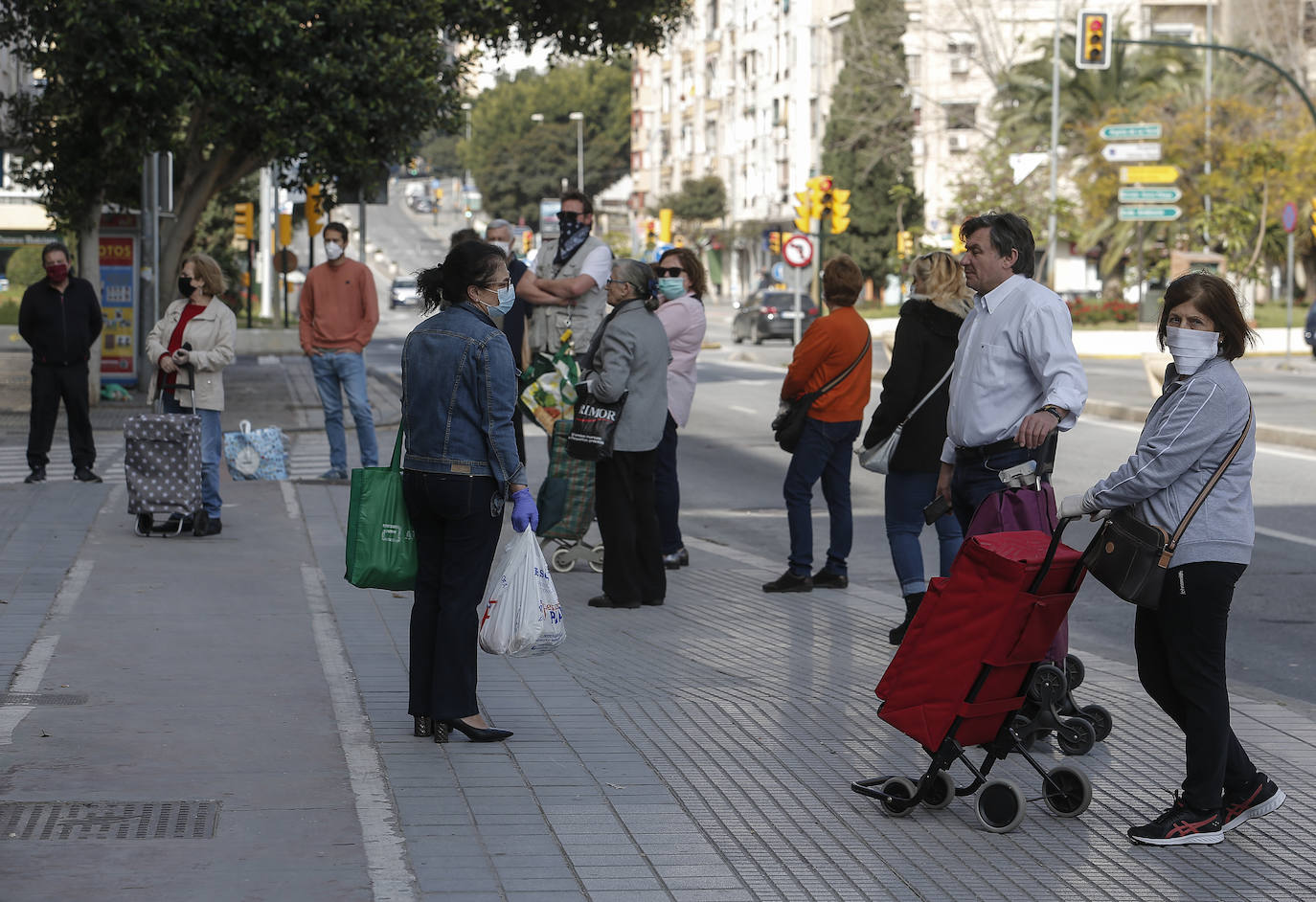 Colas a las puertas de un supermercado en Málaga capital este sábado.