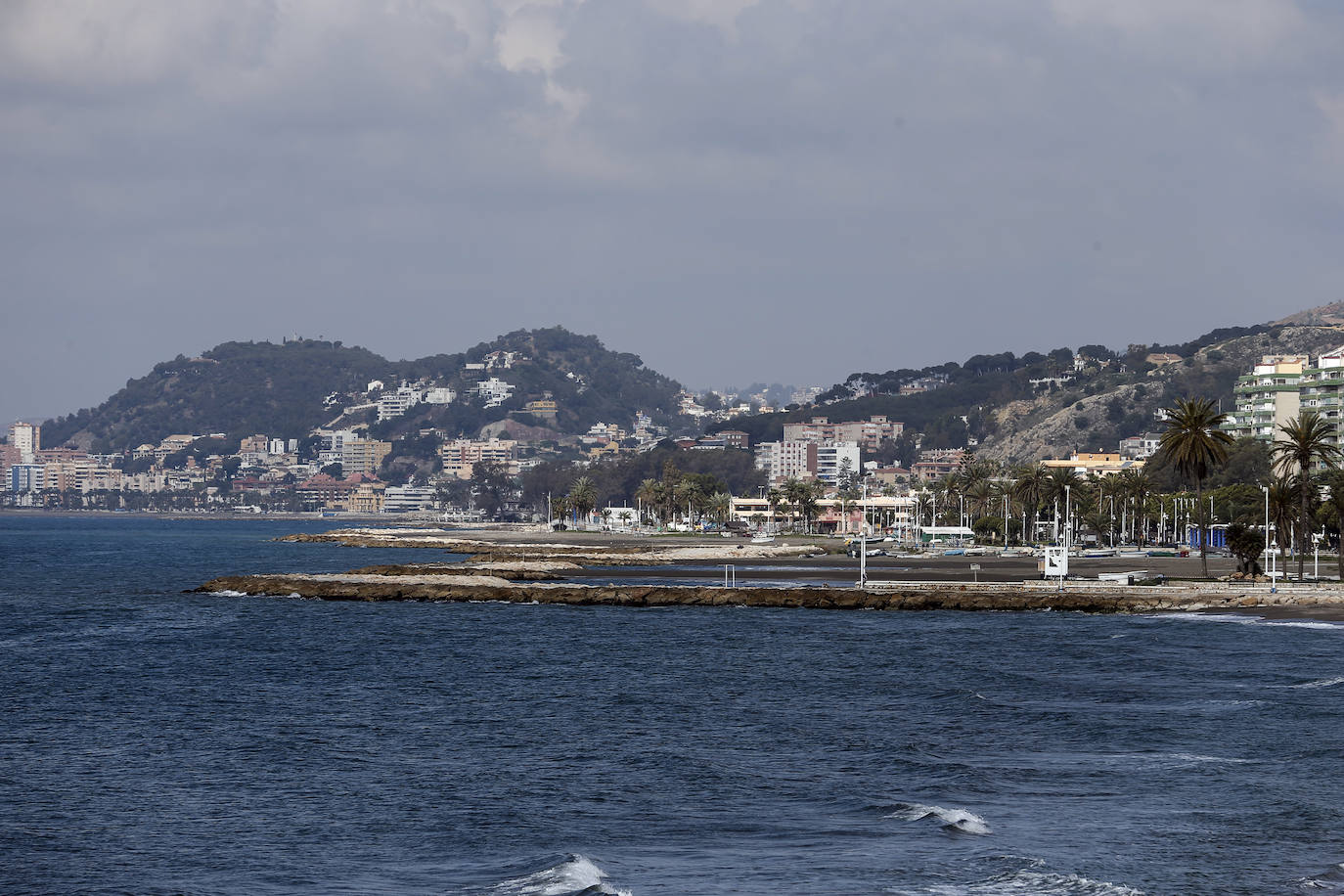 Playas completamente vacías en una imagen que en la recta final de otra Semana Santa en Málaga sería totalmente inusual. En la foto, Pedregalejo.