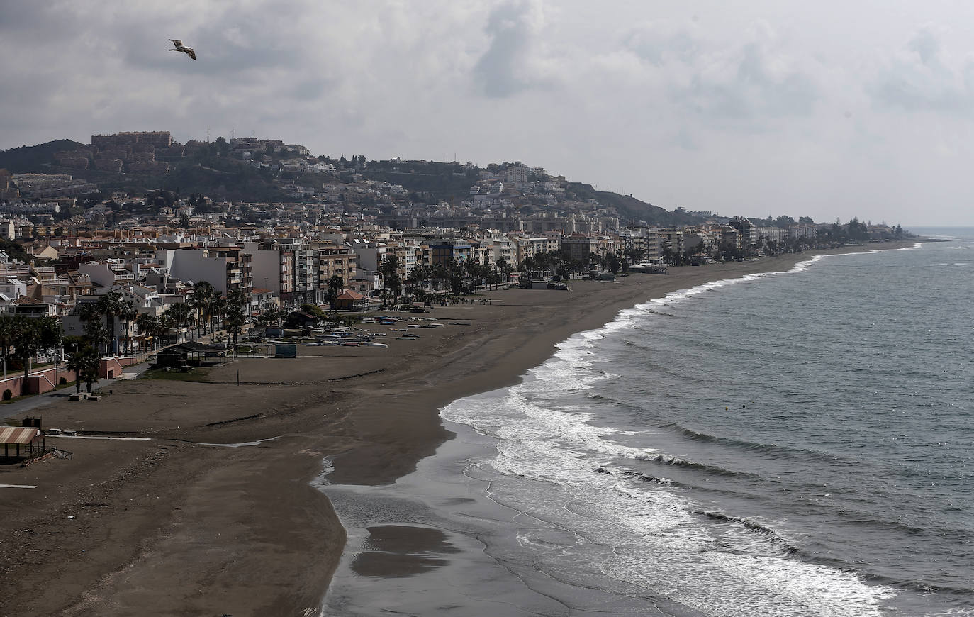 Playas completamente vacías en una imagen que en la recta final de otra Semana Santa en Málaga sería totalmente inusual. En la foto, Rincón de la Victoria.