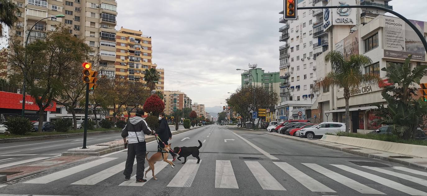 Carreteras y calles vacías en un Domingo de Resurrección atípico en Málaga.