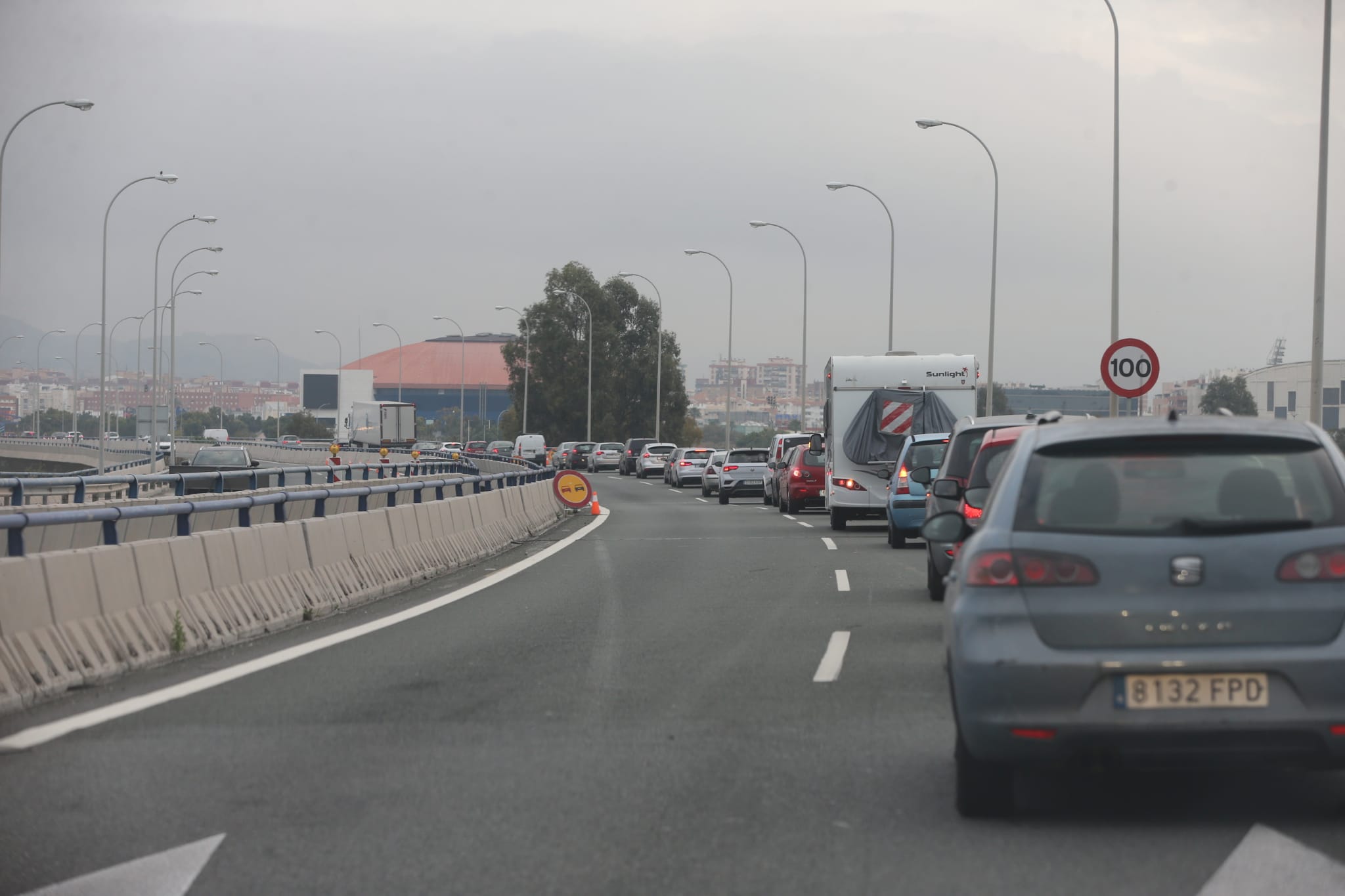 El estado de alarma deja estampas inéditas. Protección Civil comienza en Málaga el reparto de mascarillas a los trabajadores en los transportes públicos.