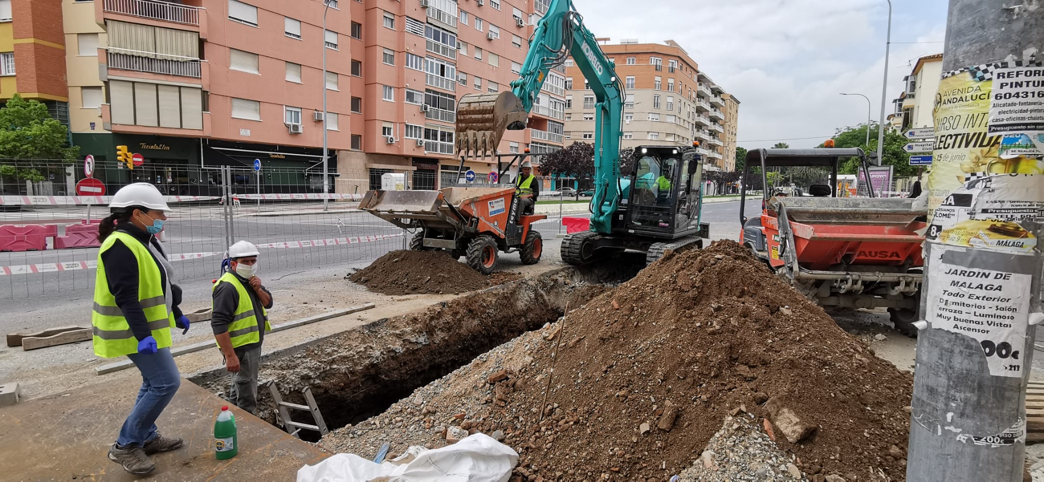 El estado de alarma deja estampas inéditas.La actividad ha vuelto esta mañana a las obras de Málaga tras el fin de la orden de paralización obligatoria durante dos semanas, decretada por el Gobierno para el sector de la construcción