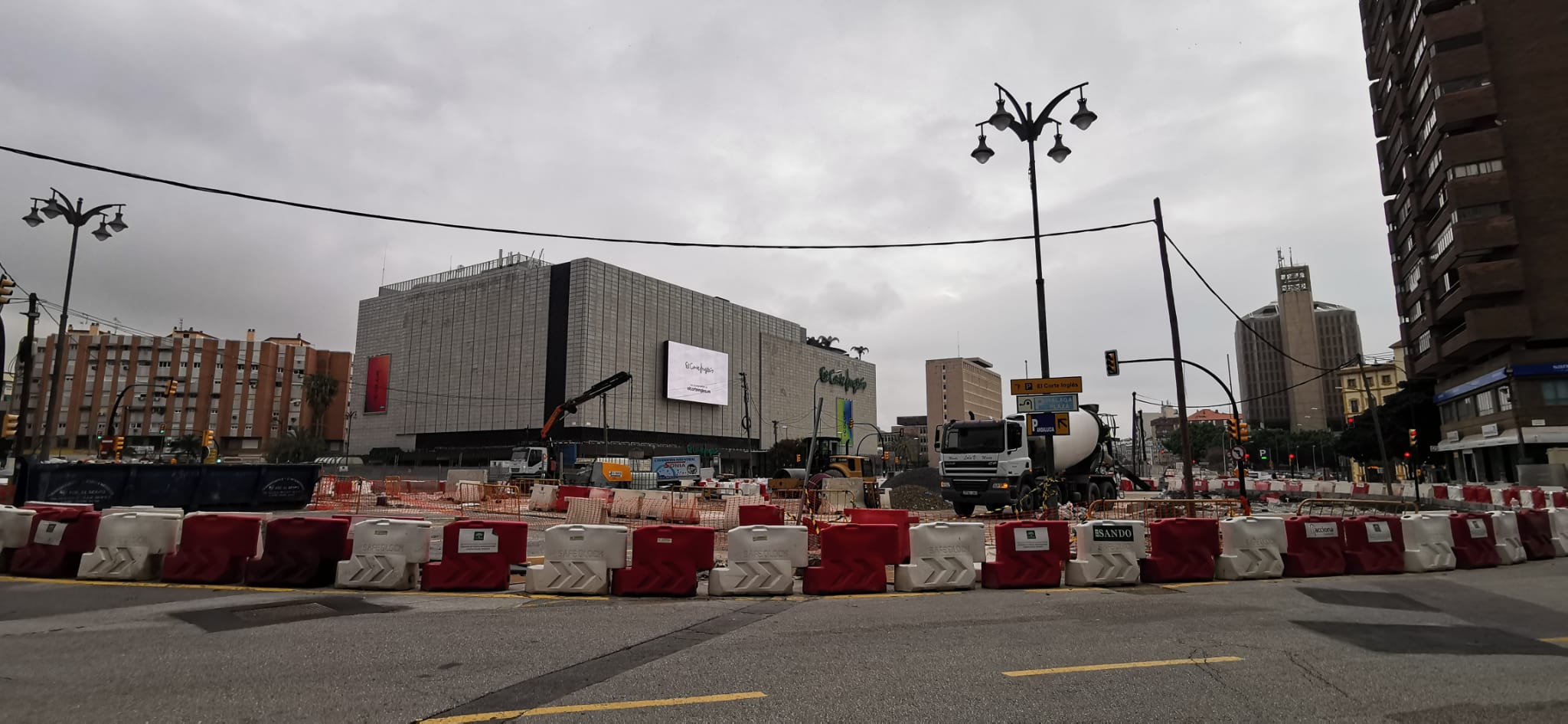 La actividad ha vuelto esta mañana a las obras del metro de Málaga tras el fin de la orden de paralización obligatoria durante dos semanas, decretada por el Gobierno para el sector de la construcción.