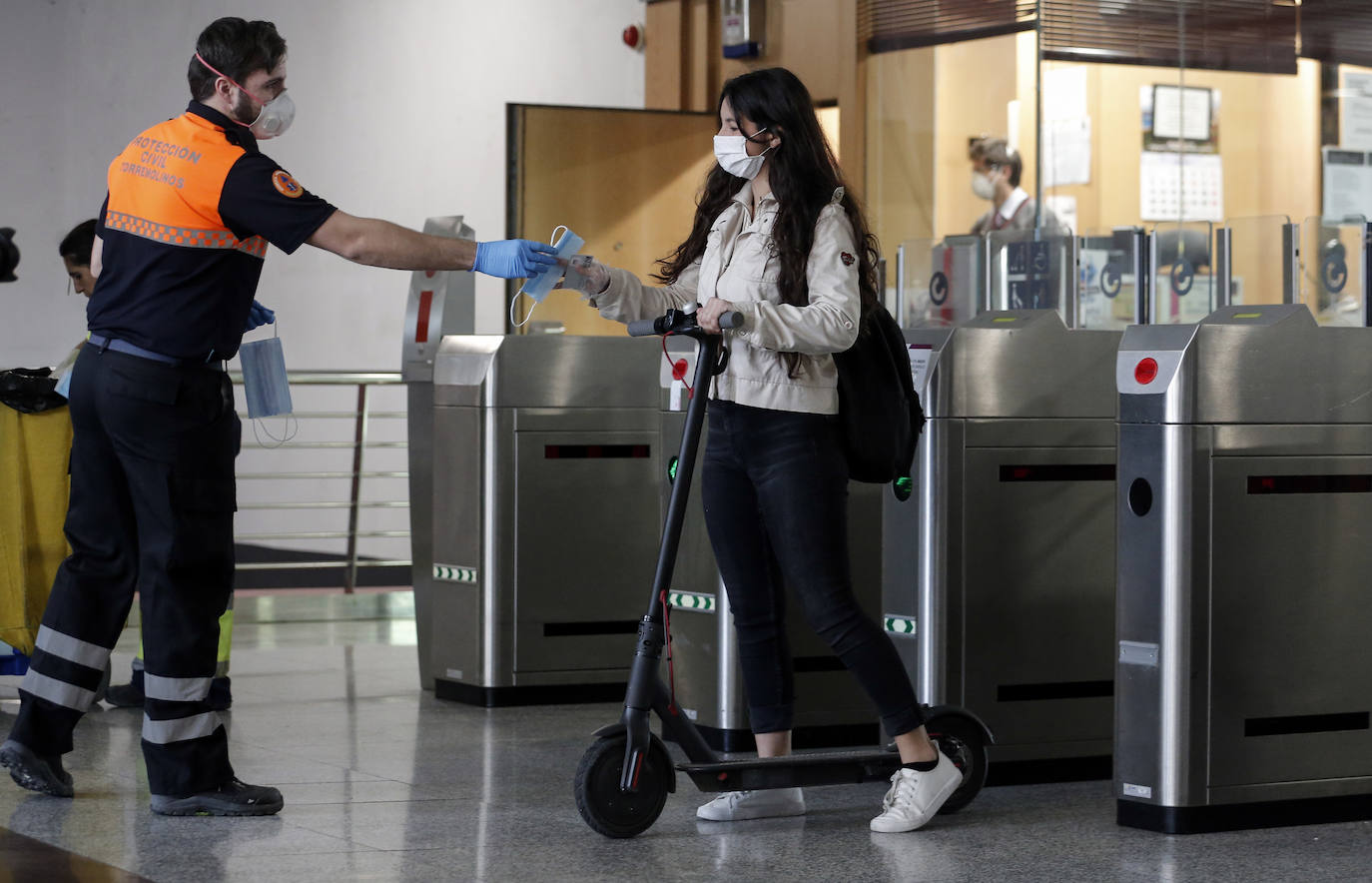 El estado de alarma deja estampas inéditas. Protección Civil comienza en Málaga el reparto de mascarillas a los trabajadores en los transportes públicos.