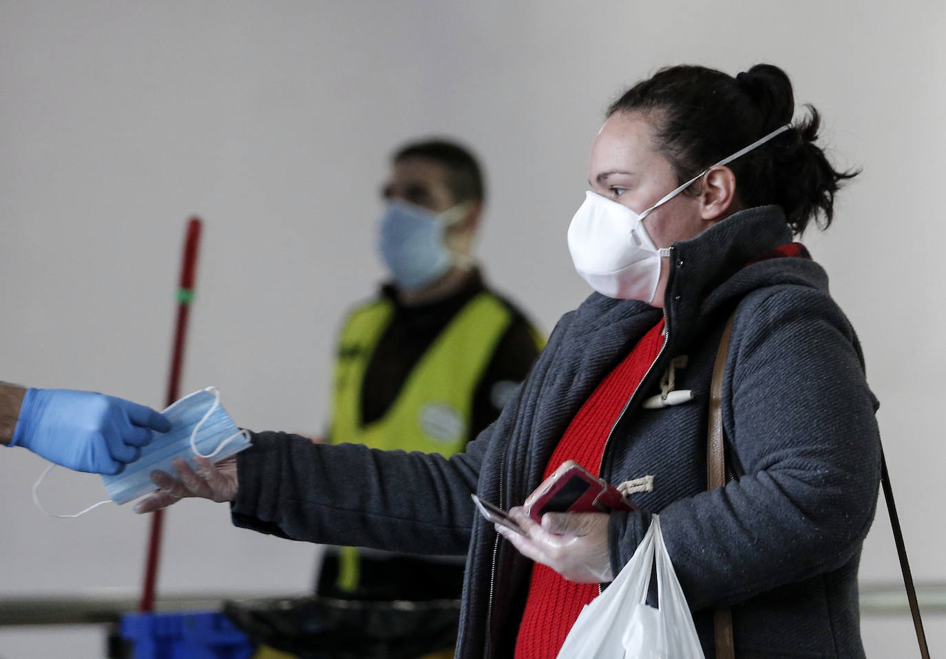 El estado de alarma deja estampas inéditas. Protección Civil comienza en Málaga el reparto de mascarillas a los trabajadores en los transportes públicos.