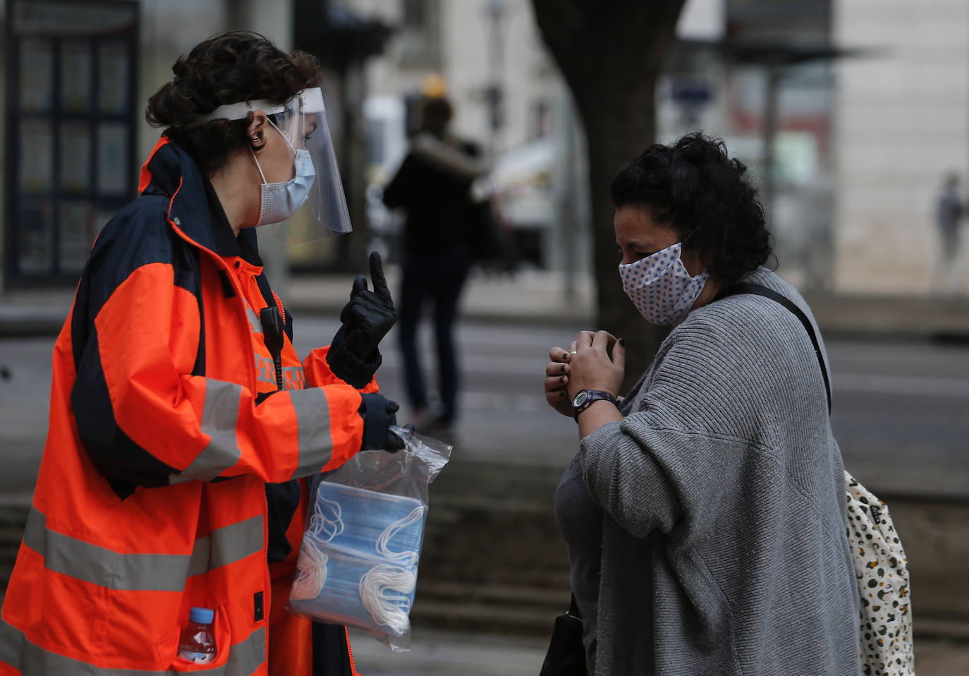 El estado de alarma deja estampas inéditas. Protección Civil comienza en Málaga el reparto de mascarillas a los trabajadores en los transportes públicos.