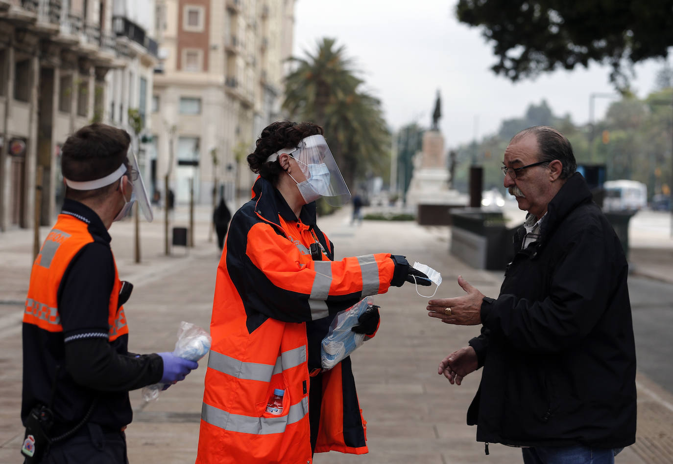 El estado de alarma deja estampas inéditas. Protección Civil comienza en Málaga el reparto de mascarillas a los trabajadores en los transportes públicos.