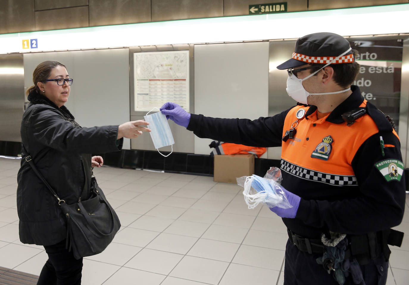 Protección Civil comienza en Málaga el reparto de mascarillas a los trabajadores en los transportes públicos.