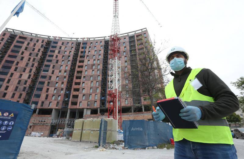 Los más de 50.000 trabajadores malagueños de la construcción vuelven al tajo con medidas reforzadas de prevención