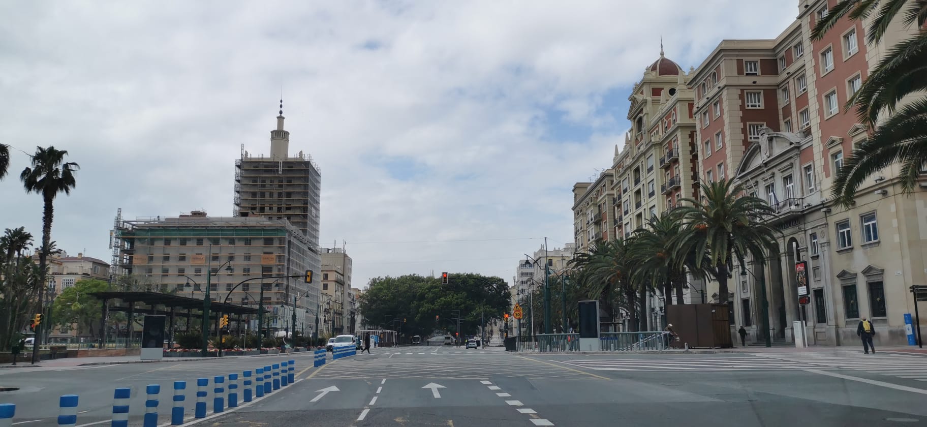 La construcción vuelve a arrancar motores hoy en la provincia de Málaga con sus más de 50.000 trabajadores después de casi dos semanas de parón forzado por el coronavirus. En la imagen, reactivan las obras de los dos hoteles en La Equitativa