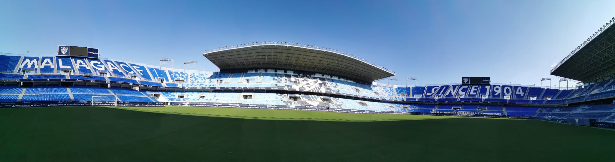 La Rosaleda se encuentra en estado de revista, dispuesta y preparada para que el balón vuelva a rodar cuando se estime oportuno. El terreno de juego se mantiene intacto, en perfectas condiciones, para que el Málaga vuelva a jugar en el momento que sea posible. El campo de Martiricos acumula ya algo más de un mes sin fútbol tras la suspensión de las competiciones en su momento por la crisis del coronavirus.