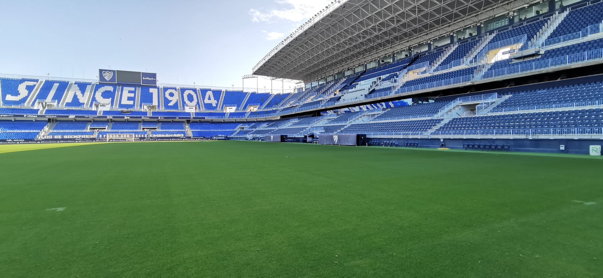 La Rosaleda se encuentra en estado de revista, dispuesta y preparada para que el balón vuelva a rodar cuando se estime oportuno. El terreno de juego se mantiene intacto, en perfectas condiciones, para que el Málaga vuelva a jugar en el momento que sea posible. El campo de Martiricos acumula ya algo más de un mes sin fútbol tras la suspensión de las competiciones en su momento por la crisis del coronavirus.