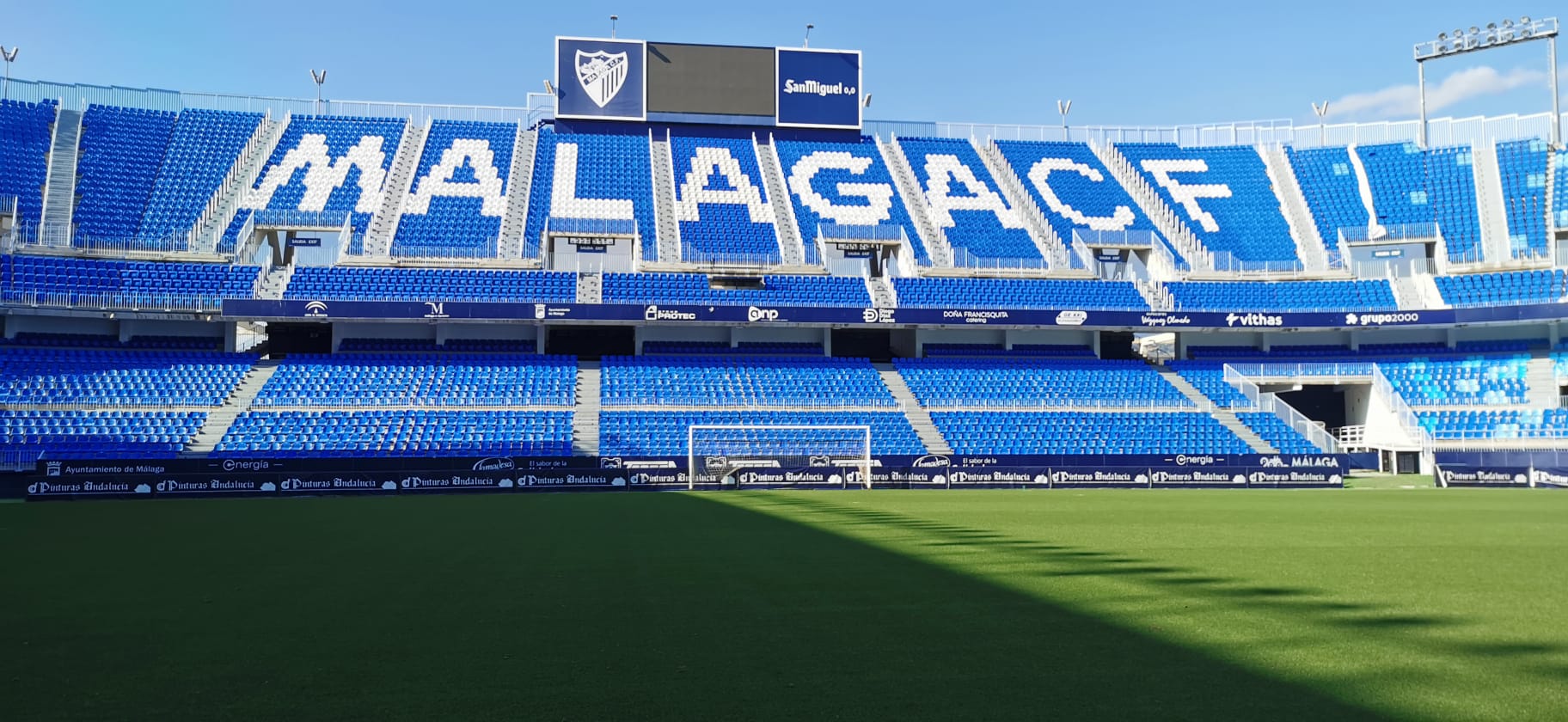 La Rosaleda se encuentra en estado de revista, dispuesta y preparada para que el balón vuelva a rodar cuando se estime oportuno. El terreno de juego se mantiene intacto, en perfectas condiciones, para que el Málaga vuelva a jugar en el momento que sea posible. El campo de Martiricos acumula ya algo más de un mes sin fútbol tras la suspensión de las competiciones en su momento por la crisis del coronavirus.