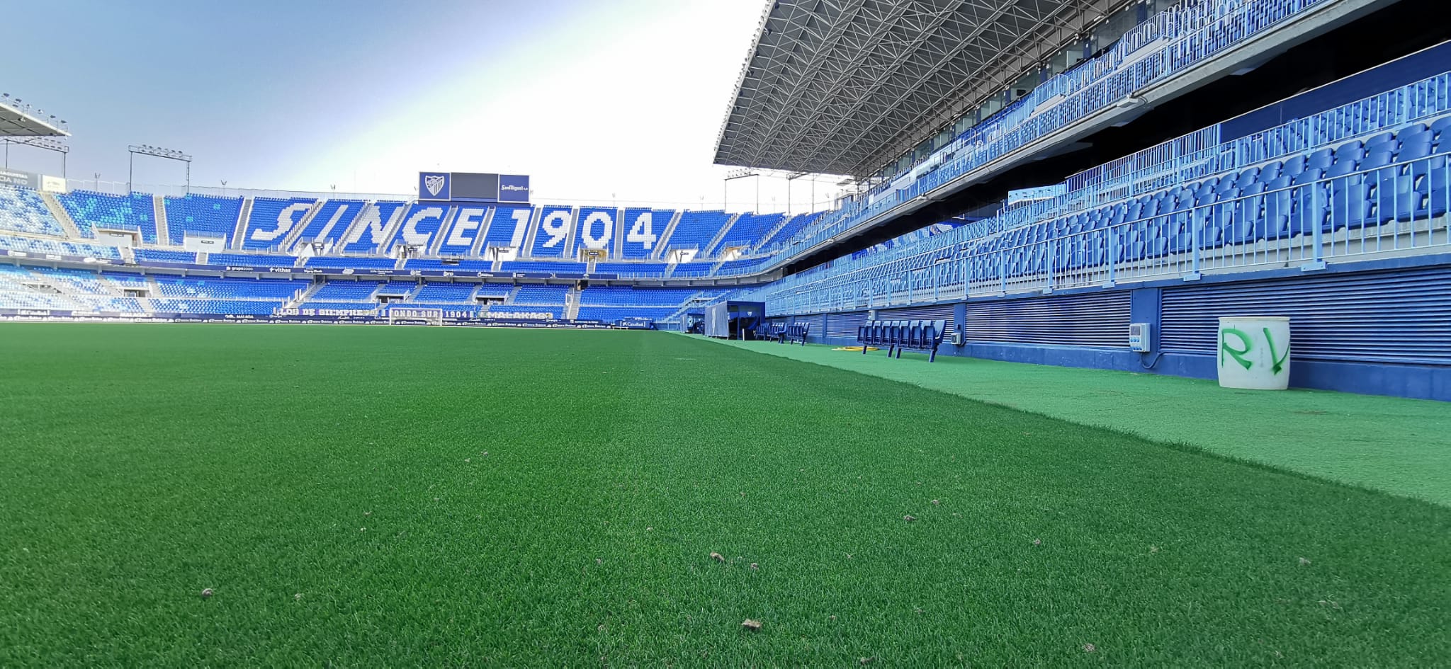 La Rosaleda se encuentra en estado de revista, dispuesta y preparada para que el balón vuelva a rodar cuando se estime oportuno. El terreno de juego se mantiene intacto, en perfectas condiciones, para que el Málaga vuelva a jugar en el momento que sea posible. El campo de Martiricos acumula ya algo más de un mes sin fútbol tras la suspensión de las competiciones en su momento por la crisis del coronavirus.