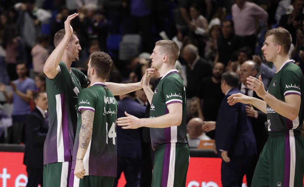 Los jugadores del Unicaja celebran una victoria en la Liga Endesa esta temporada. 