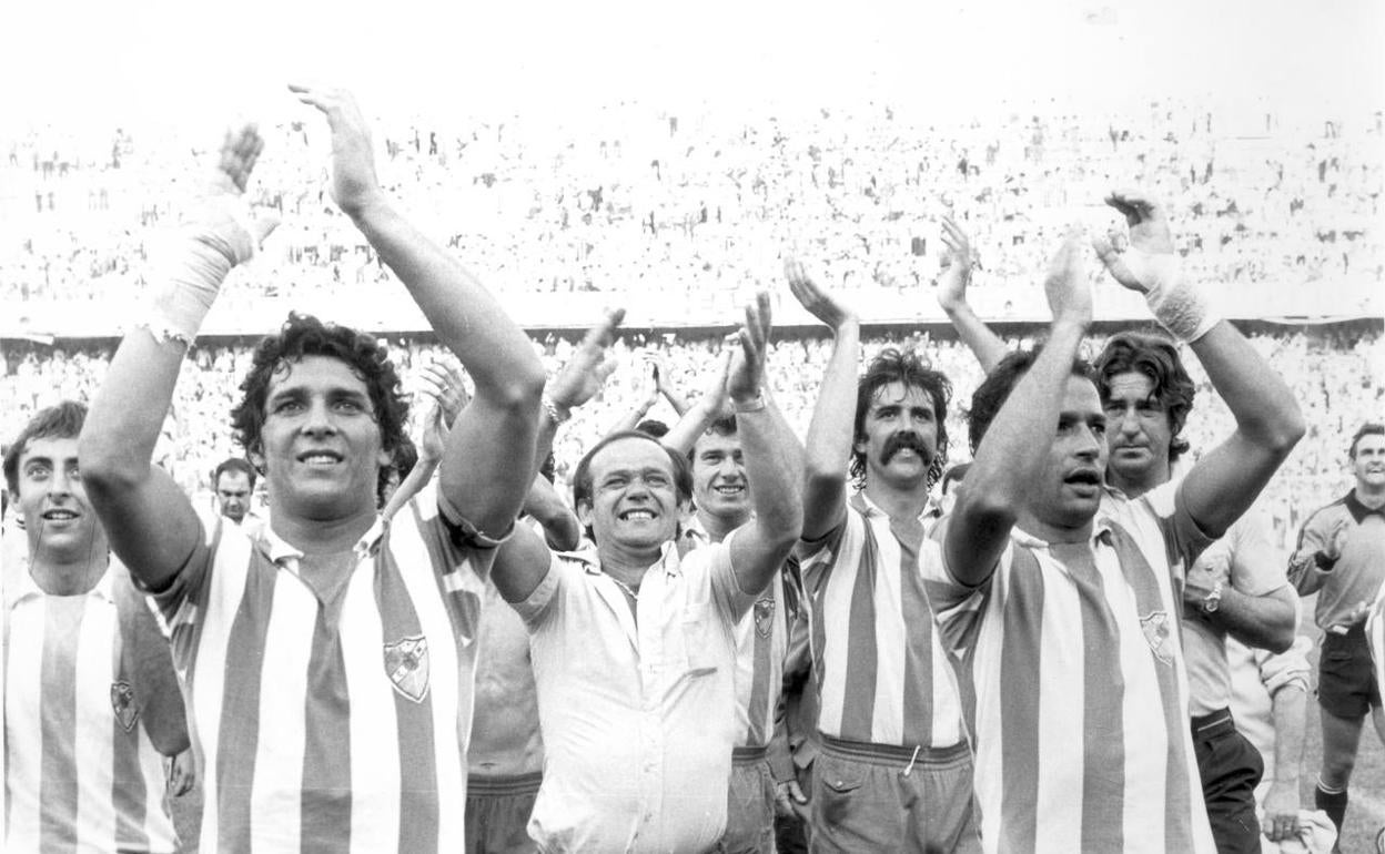 Aráez (derecha) celebra junto a Santi en primer plano el ascenso a Primera en la temporada 1978-79; detrás aparecen Orozco y Viberti. 