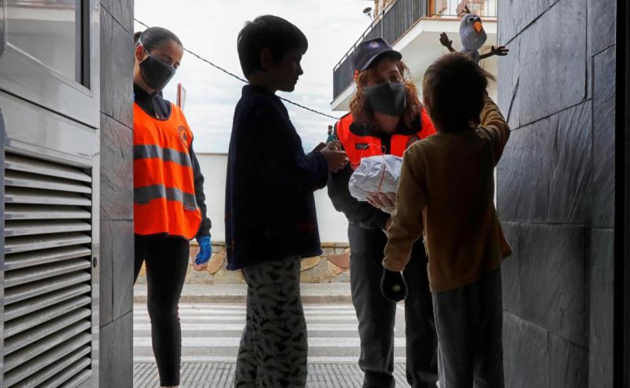 Miembros de Protección Civil reparten monas de Pascua entre los niños 