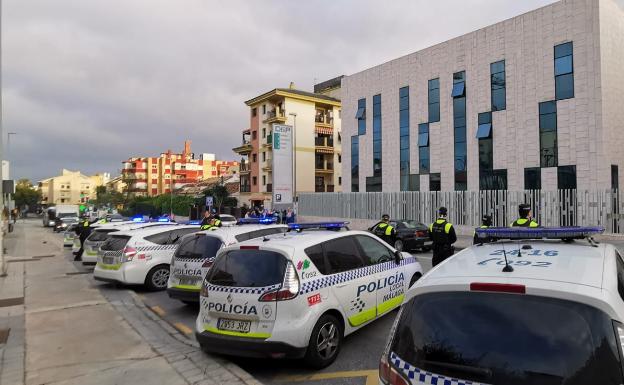 Unidades de la Policía Local frente al hospital donde se recupera el regidor.