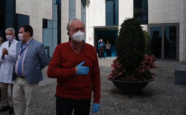 El alcalde, a su salida del hospital CHIP.