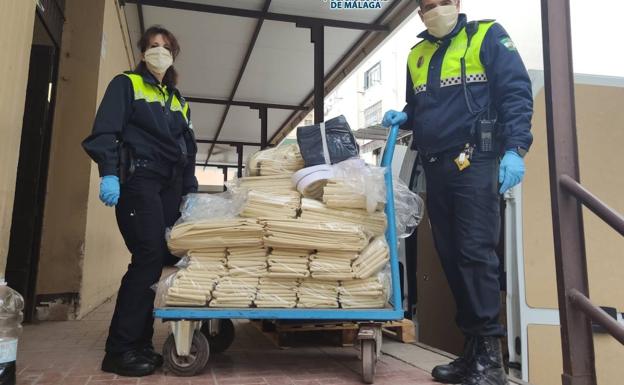 Imagen principal - Un policía local y su mujer coordinan la recogida de máscaras de buceo para proteger a los sanitarios