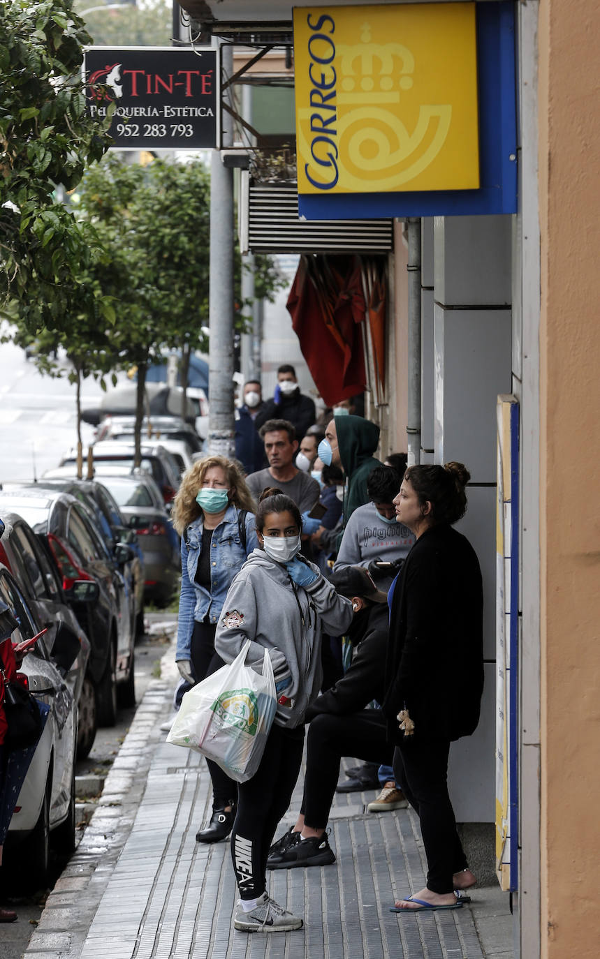 El estado de alarma deja estampas inéditas. Colas en Correos, en Blas de Lezo.