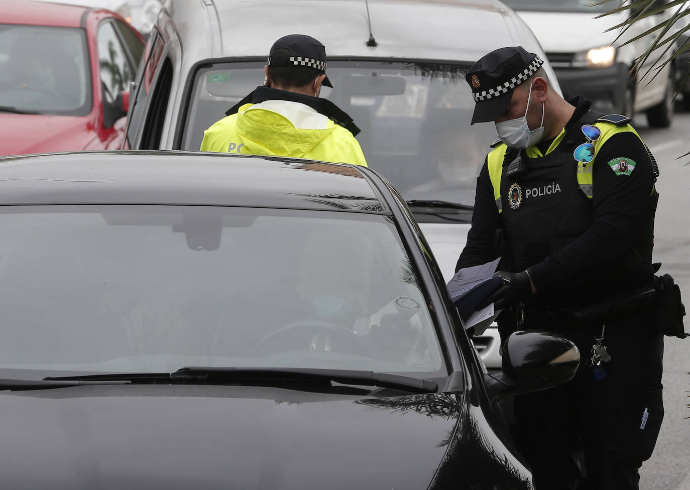 El estado de alarma deja estampas inéditas. Control de la Policía Local de Málaga