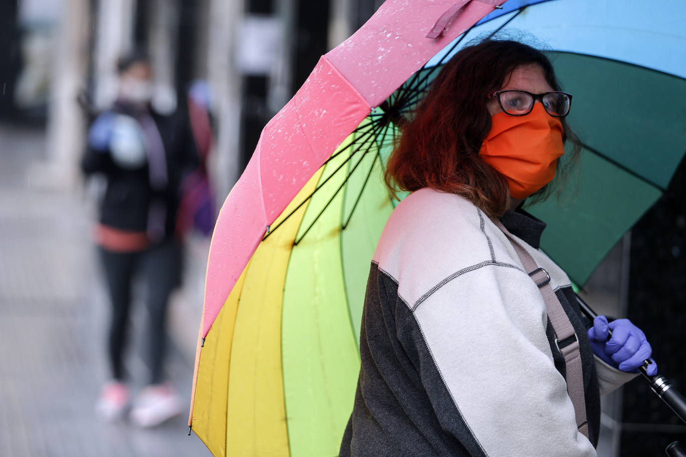 El estado de alarma deja estampas inéditas. Lluvia en Málaga