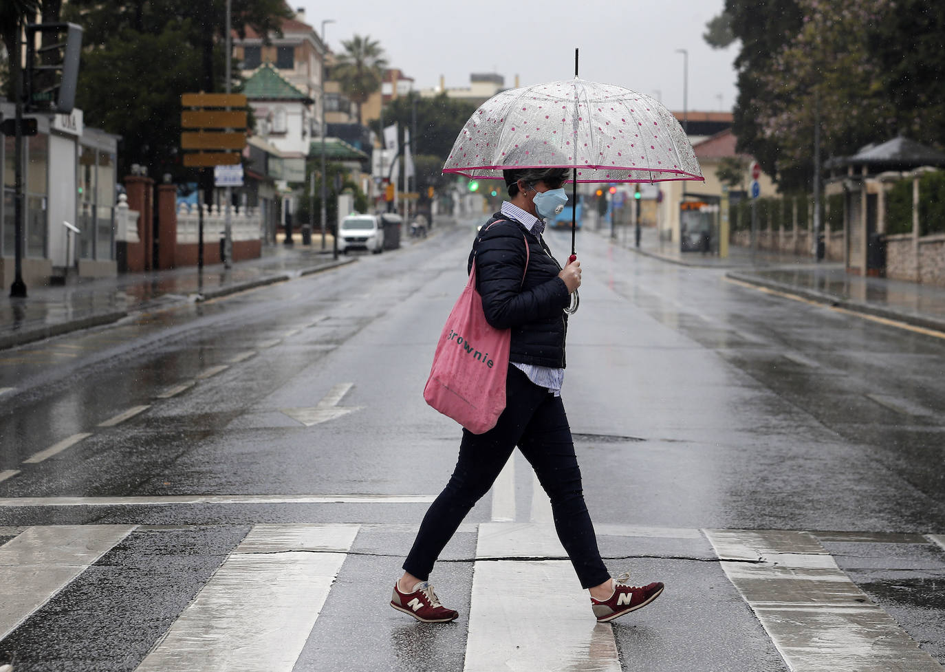 El estado de alarma deja estampas inéditas. Lluvia en Málaga