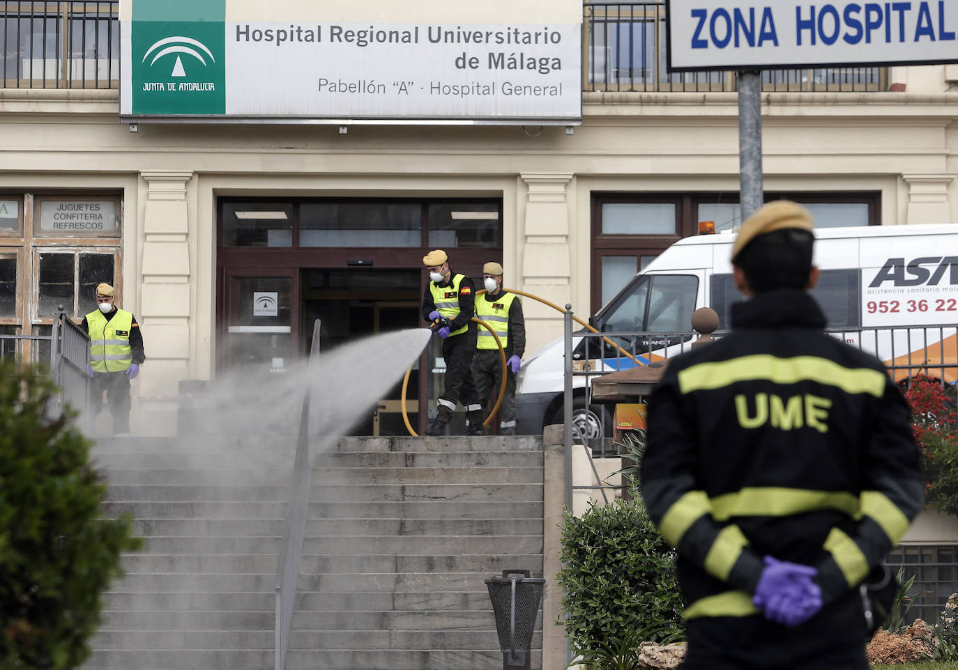 El estado de alarma deja estampas inéditas. Efectivos de la UME en el Hospital Regional de Málaga.