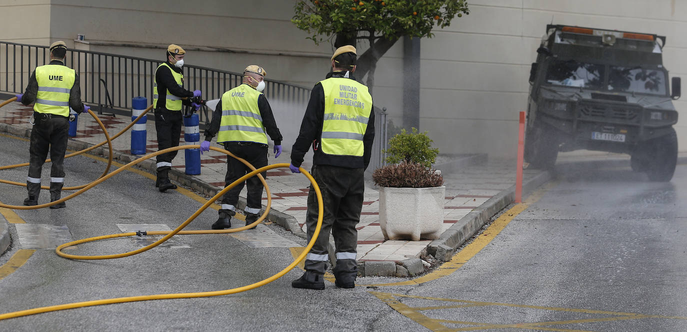Efectivos de la UME en el Hospital Regional de Málaga