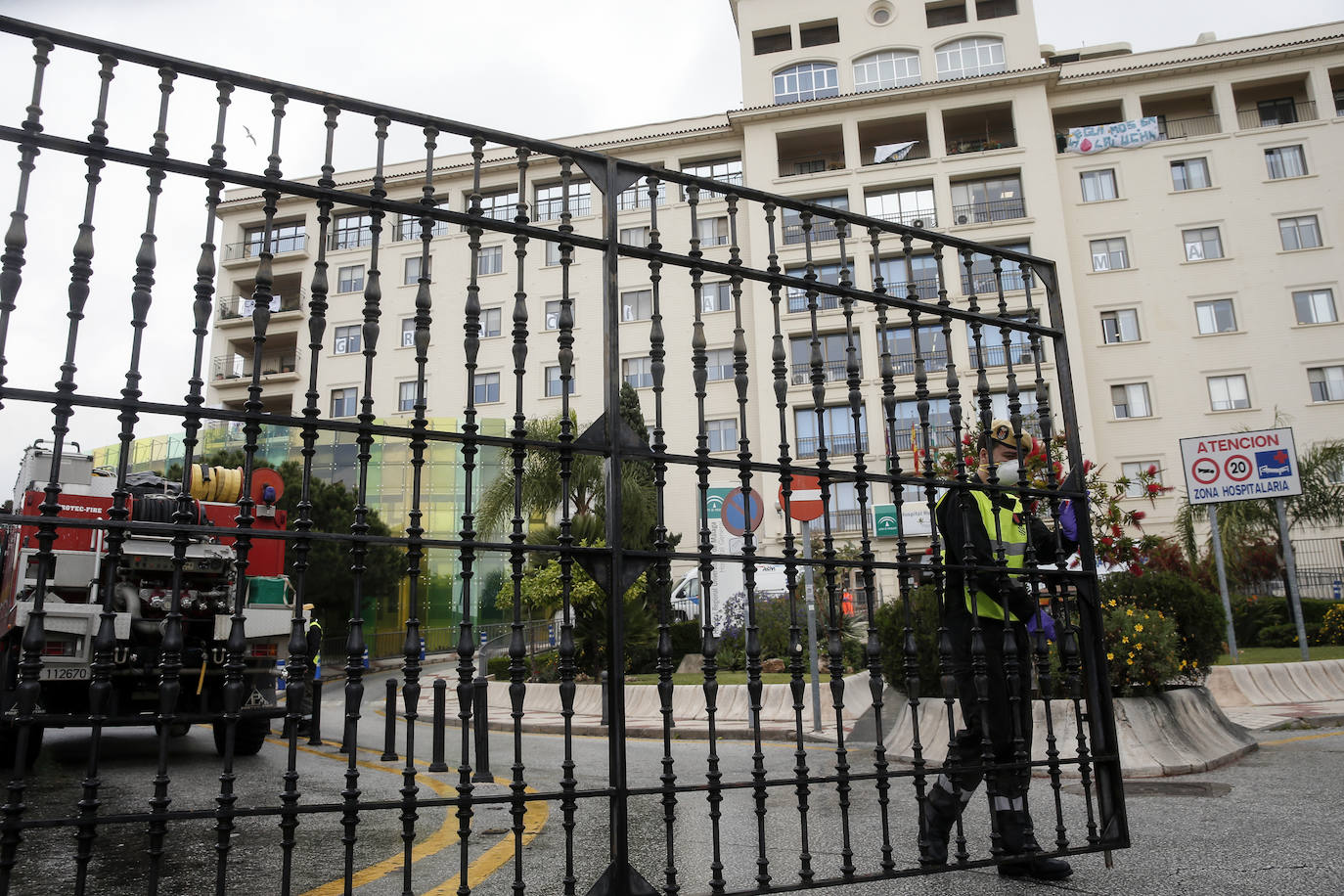 Efectivos de la UME en el Hospital Regional de Málaga