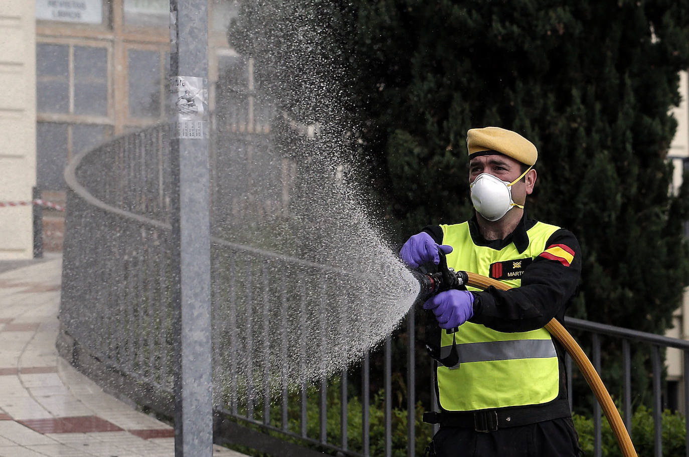 Efectivos de la UME en el Hospital Regional de Málaga