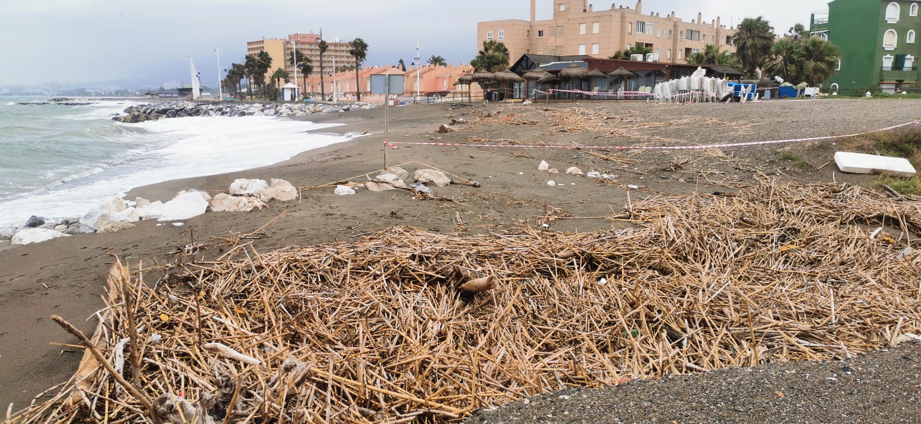 La Junta activa el Plan de Emergencia ante el Riesgo de Inundaciones en fase de preemergencia en la provincia, que se encuentra en aviso naranja. En la imagen, arrastre de cañas en la desembocadura del Guadalhorce.