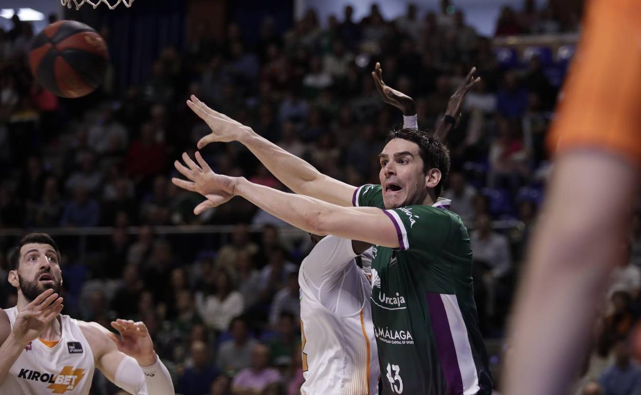 Carlos Suárez da un pase en un partido de Liga ante el Baskonia. 