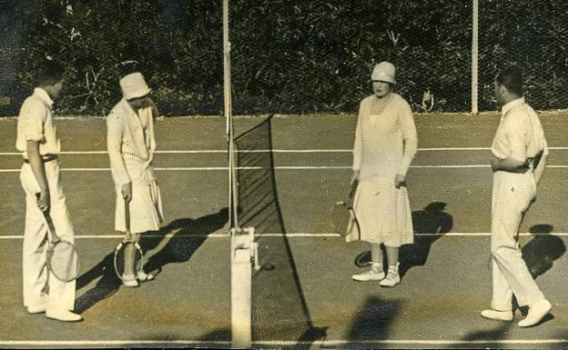 Imagen principal - Arriba, la reina Victoria Eugenia de Battenberg (tercera desde la izquierda), en un partido junto a Carlos Arcos y Pilar de Carvajal en 1927. Abajo, la monarca, con abrigo, tras jugar al tenis. A la derecha, una familia en una barca en el estanque grande de El Retiro.