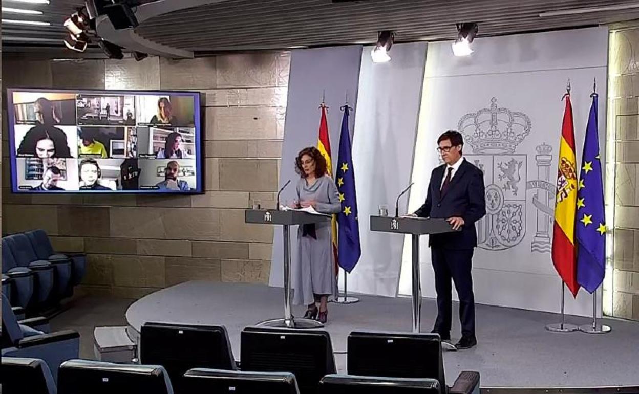 Los ministros María Jesús Montero y Salvador Illa, comparecen en rueda de prensa. 