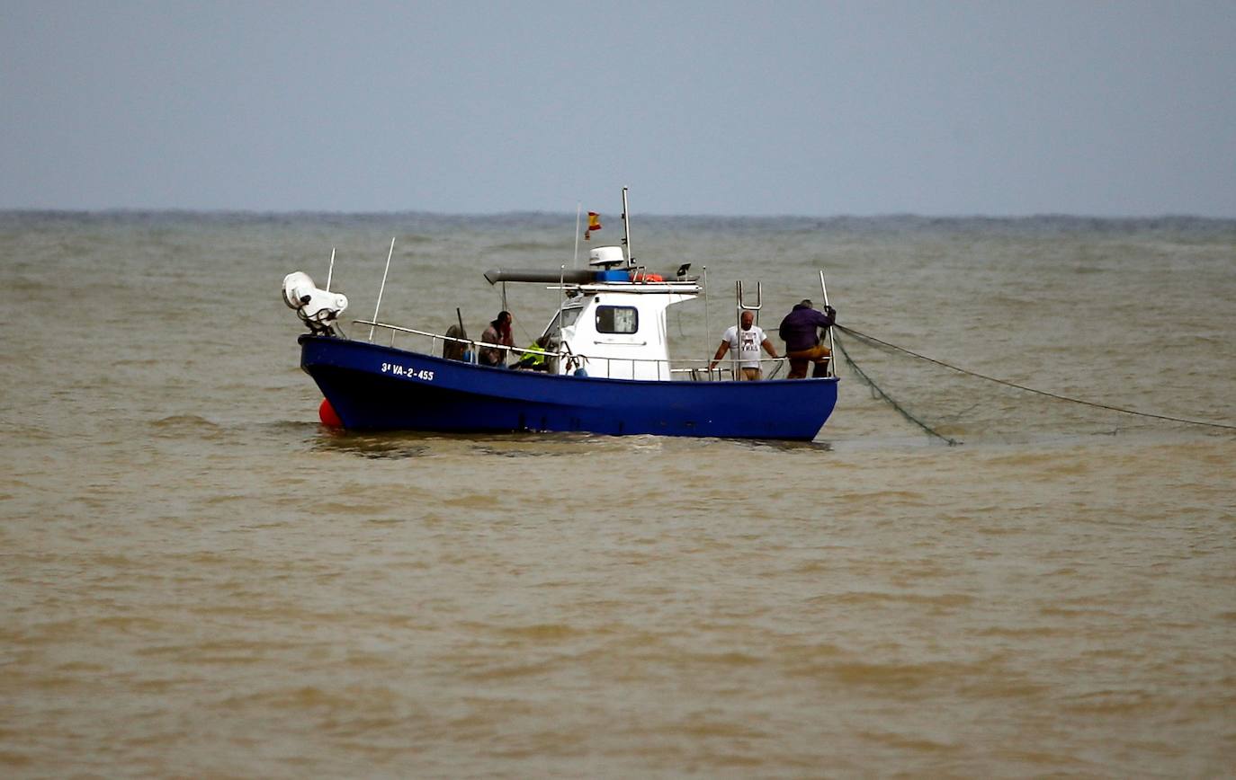 Un barco pesquero en el litoral malagueño