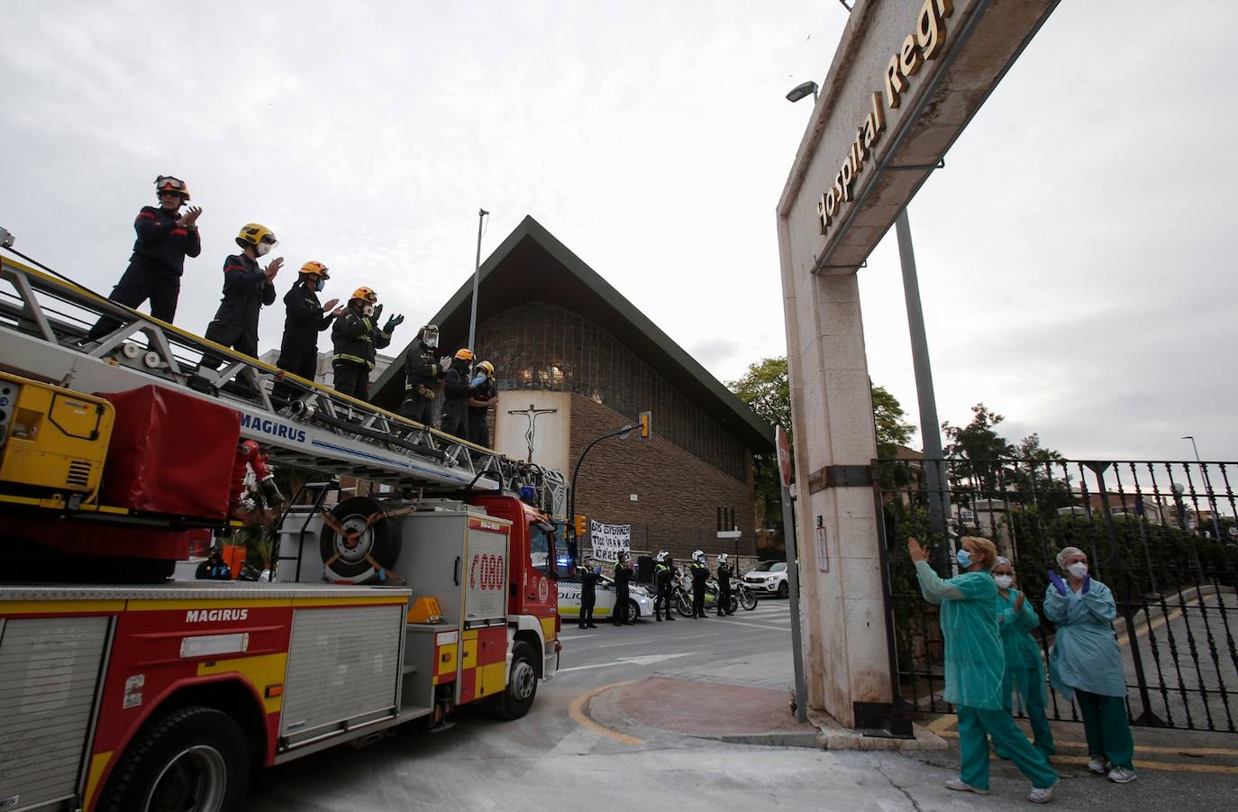 Bomberos en el Hospital Regional, aplaudiendo a los sanitarios