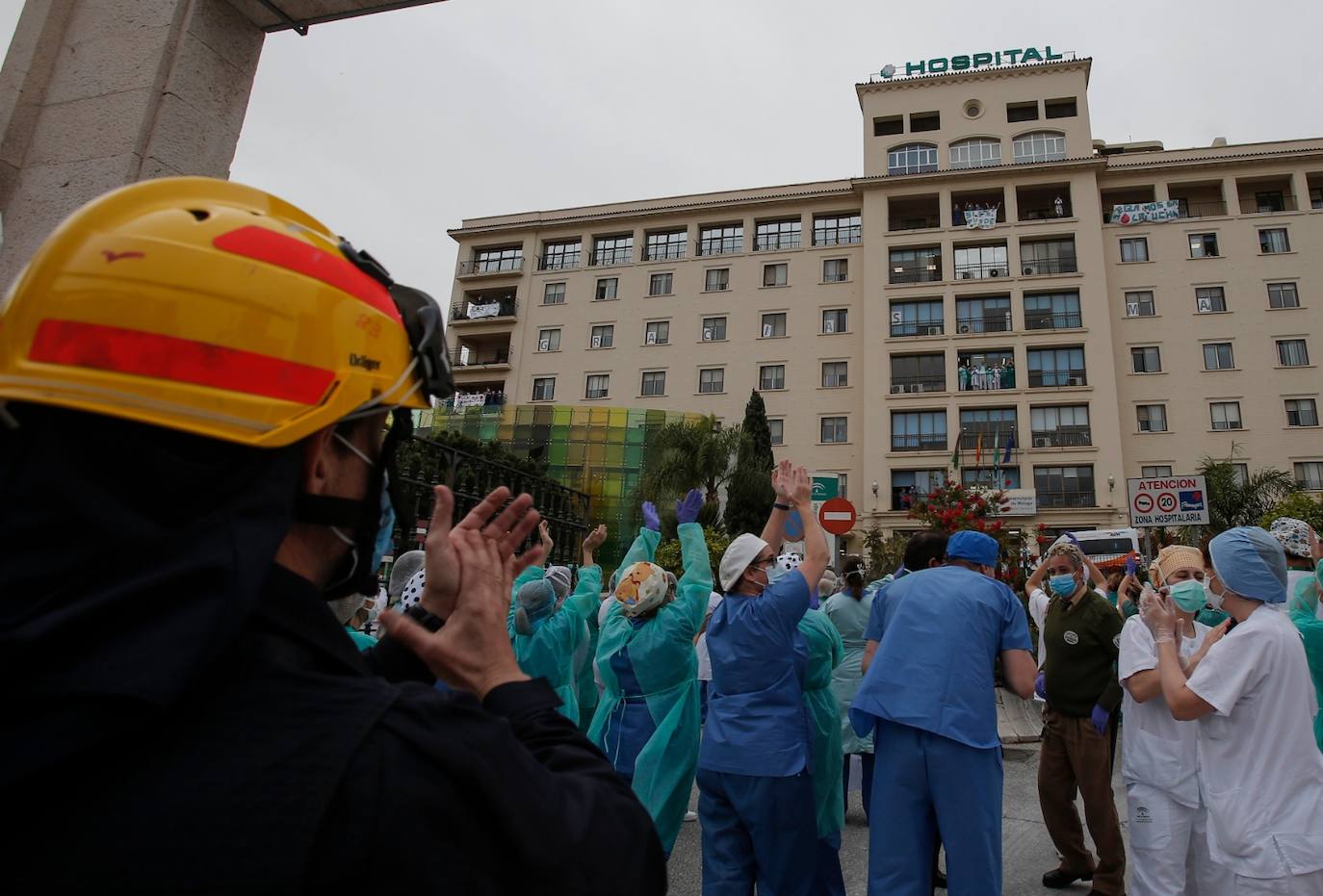 Sanitarios del Hospital Regional agradeciendo los aplausos de las 20.00 horas