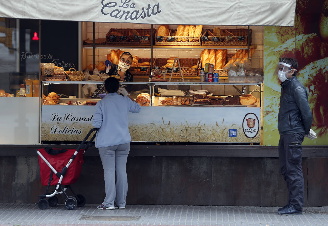 Un comercio abierto atendiendo a los clientes