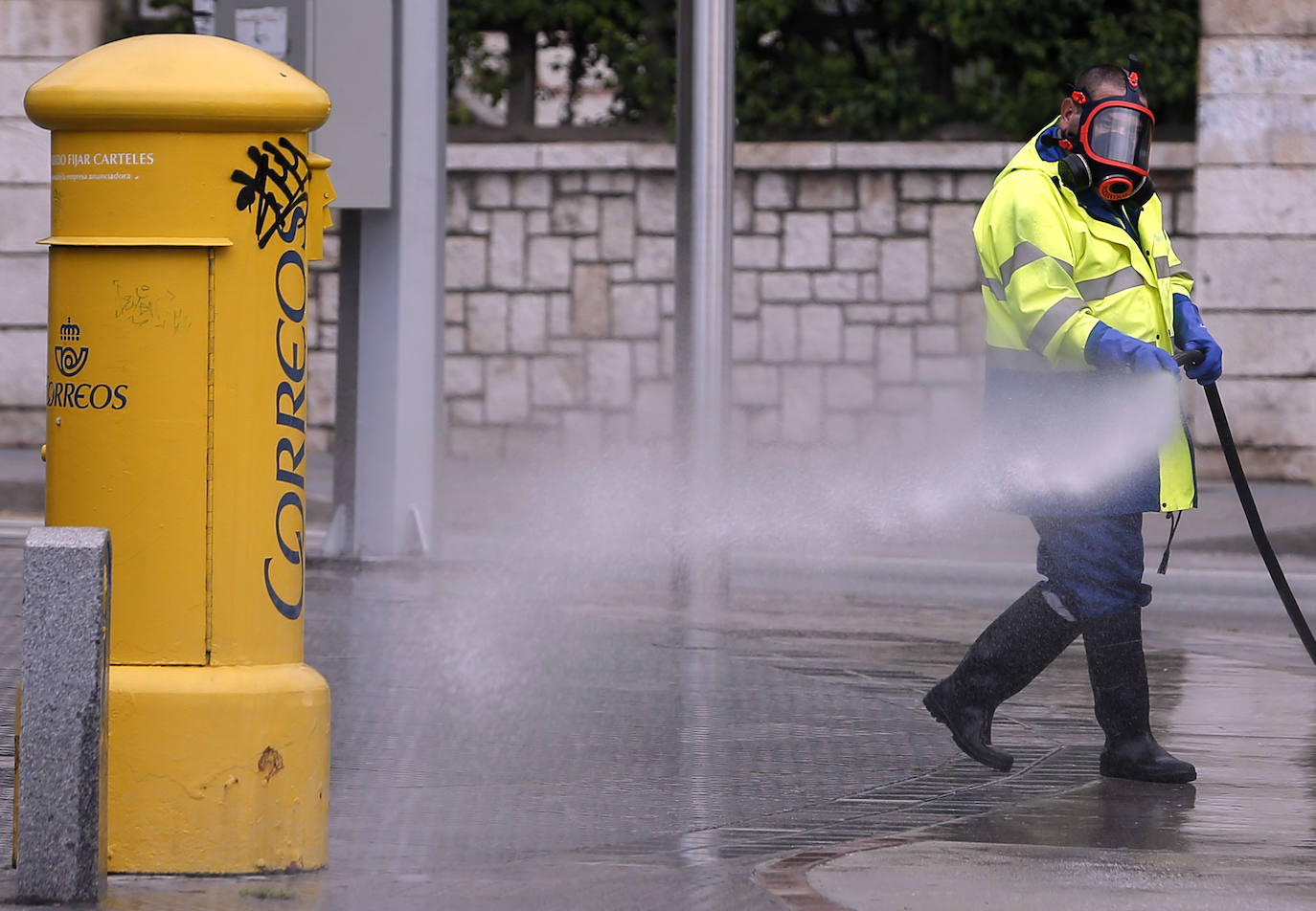 Empleados en labores de limpieza y desinfección