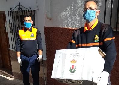 Imagen secundaria 1 - Protección Civil se ha encargado de repartir los materiales y también las mascarillas. 