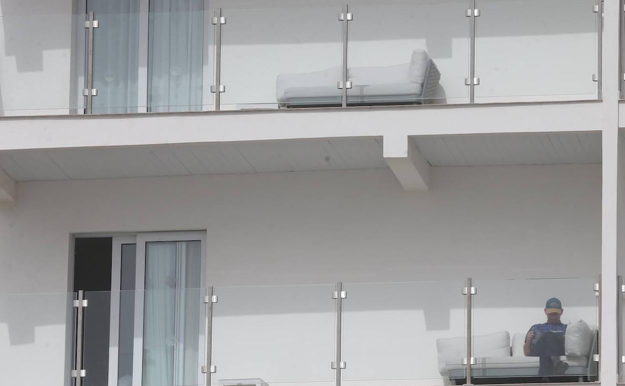 Terrazas de un hotel, con sus últimos clientes antes del cierre por la crisis del Covid-19.