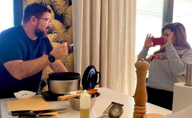 Imagen principal - Arriba, Aurora García graba a su padre con las manos en la masa. Abajo, friendo patatas fritas. A la derecha, su famoso arroz de chuleta. 